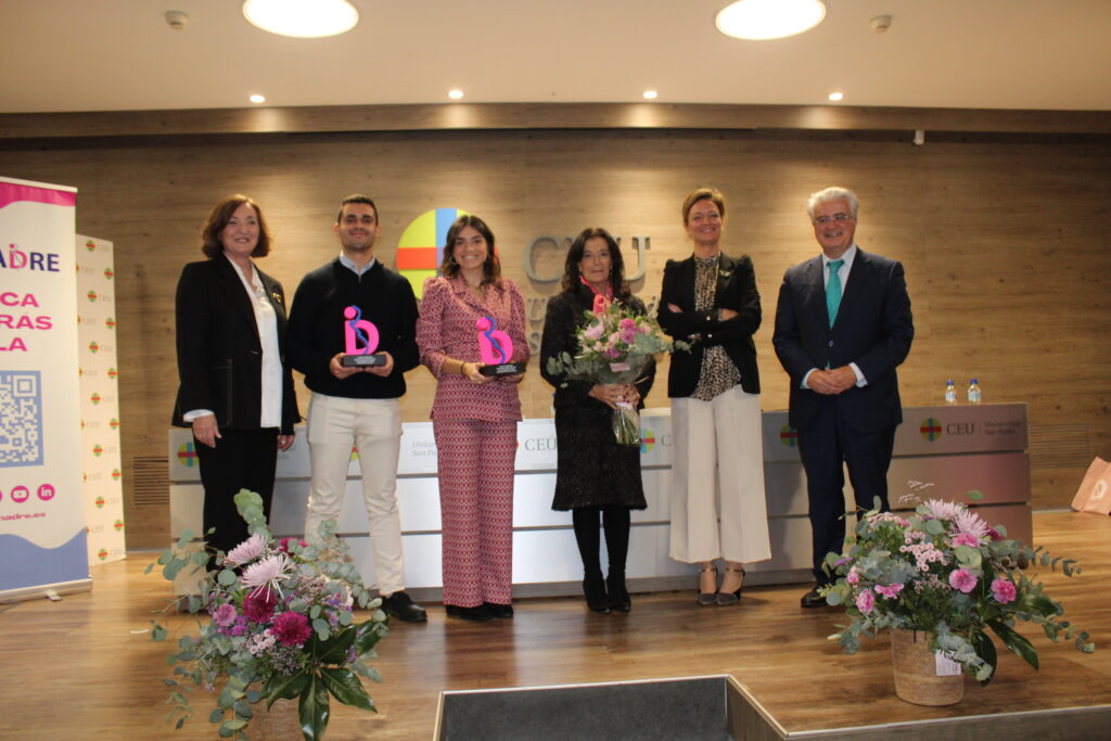 De derecha a izquierda: Juan Jurado Ballesta, Vicepresidente Universidad CEU Fernando III, María Torrego, Presidenta de la Fundación REDMADRE, Mónica López Barahona, Directora de la Cátedra de Bioética Jérôme Lejeune, Mª Eugenia Herrera Domínguez, José Miguel Romero Díaz y Amaya Azcona, Directora General de la Fundación REDMADRE