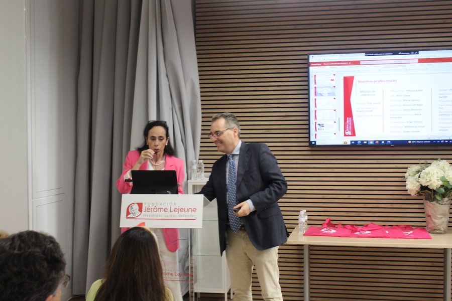 Dra. Elena Postigo, directora académica de la Cátedra de Bioética Jérôme Lejeune y Felipe Garrido, médico pediatra de la Clínica Universidad de Navarra